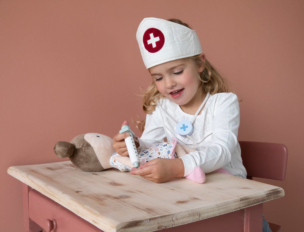 Malette de l'infirmiere ou valise de docteur pour enfant, un jouet en bois